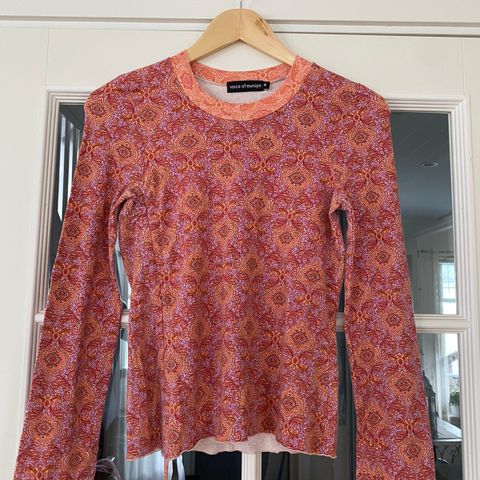 Rosa og oransje genser (M) fra Voice of Europe + bøttehatt på kjøpet (: