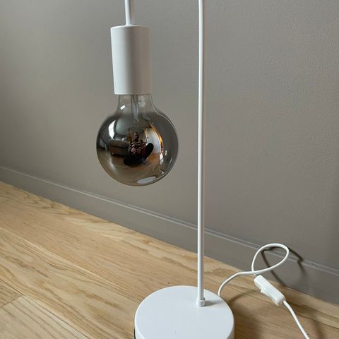 Hvit bordlampe