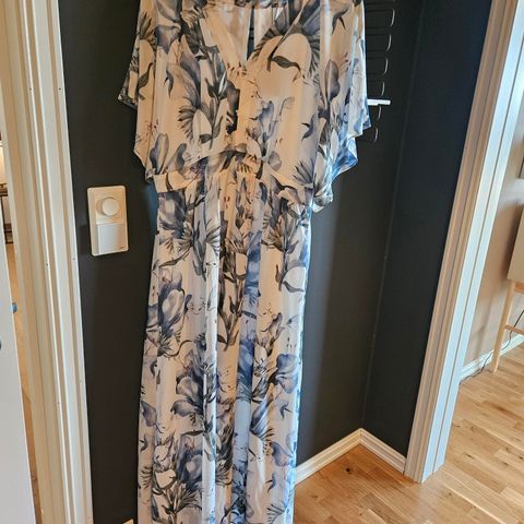 Hvit kjole med blått mønster XL