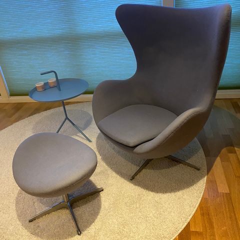 Egget lenestol og fotskammel (Arne Jacobsen replika)