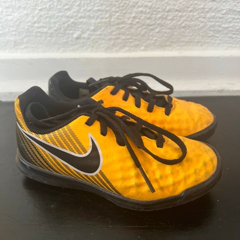 NIKE Magistax fotball/gym sko str 27