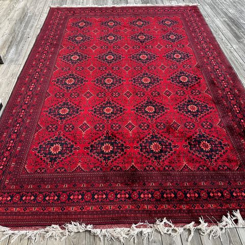 Afghansk håndvevd teppe til salgs!