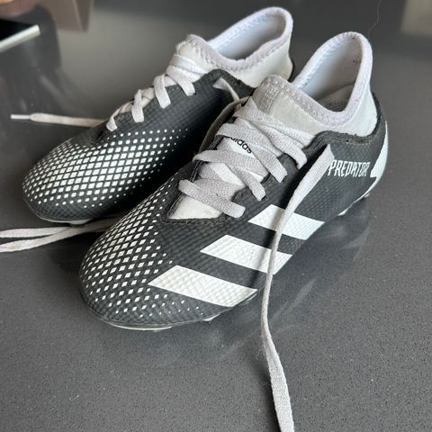 Adidas fotballsko str. 32