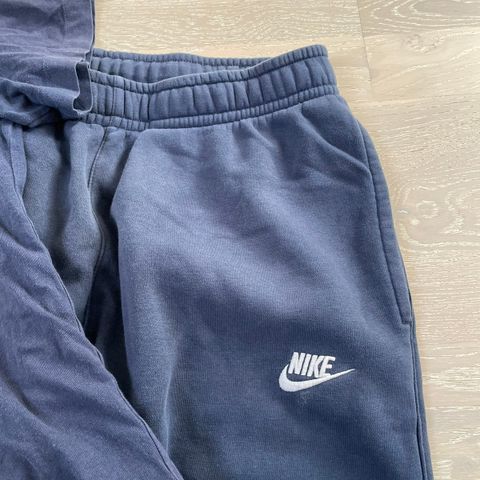 Nike joggebukse og t-skjorte