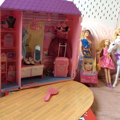 Barbie garderobe med tilbehør