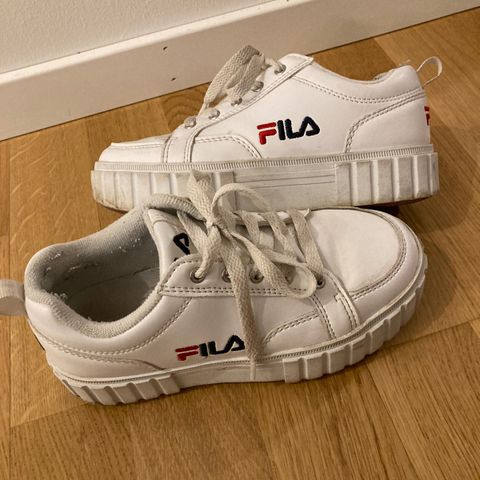 FILA sko til jente.  Str. 33. Pent brukt.