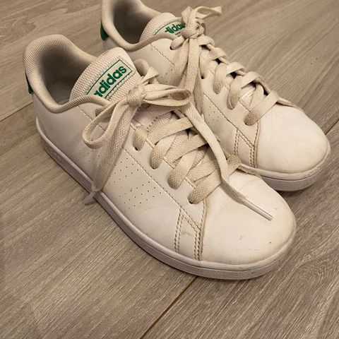 Hvite Stan Smith fra Adidas, str 35