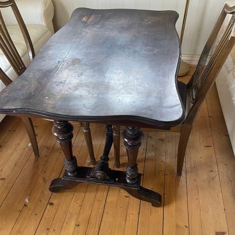 Antikk spisebord med to stoler
