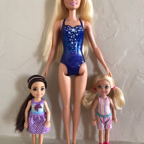 Barbie og to Chelsea dukker
