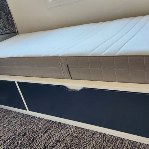 IKEA seng 200×90 cm inkl.madrass