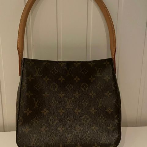 Louis Vuitton Looping MM Handbag vurderes solgt.