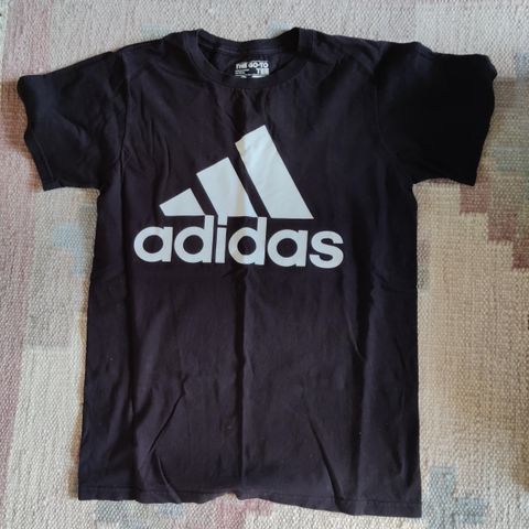 Svart Adidas t-skjorte