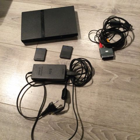 Playstation 2 med 2 Minnekort