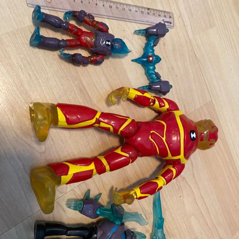 Tre Ben 10 figurer selges samlet