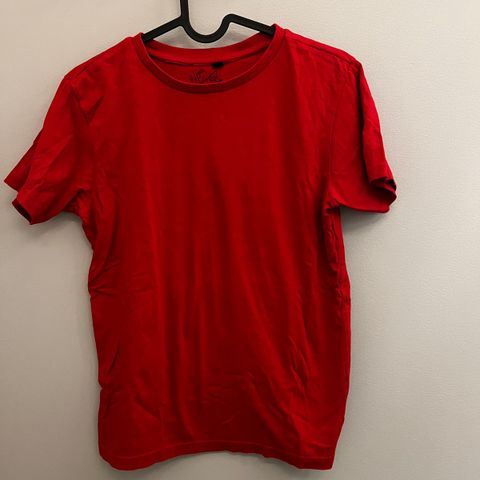 Rød T-skjorte (brukt en gang)
