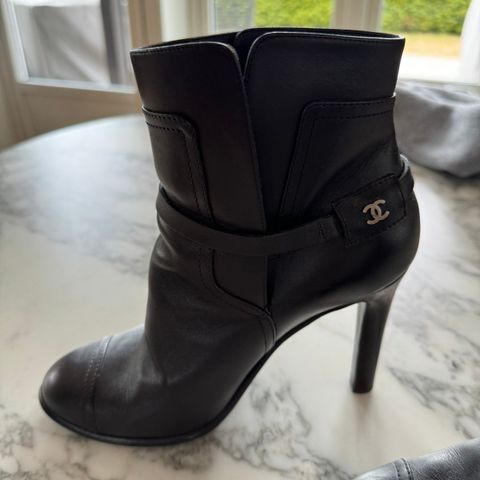 Chanel ankel boots CC cap toe