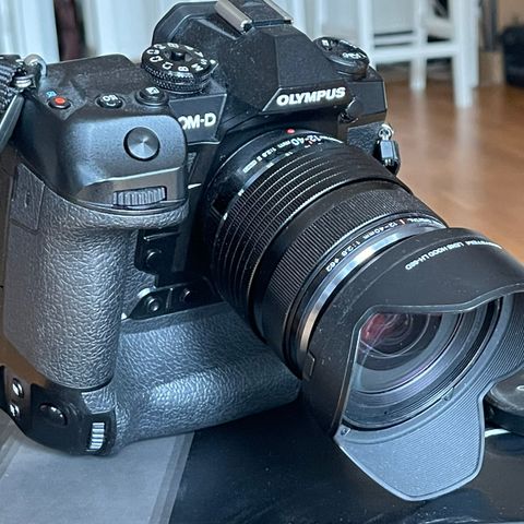 Olympus OM-D E-M1X med 12-40mm f2.8 ii pro selges samlet