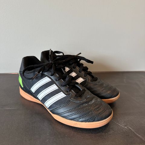 Adidas innendørs sko Str 35