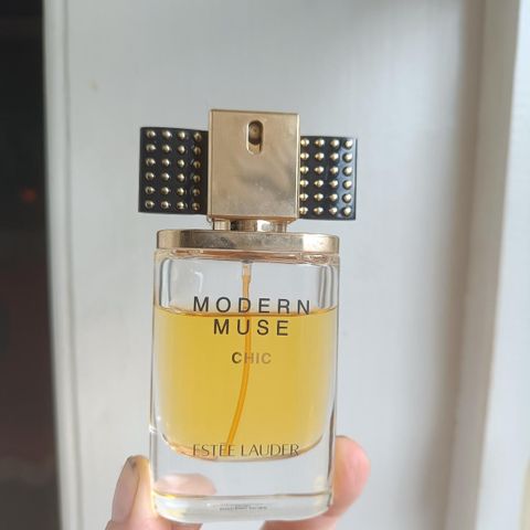 Parfyme Estee Lauder Modern Muse Chic.