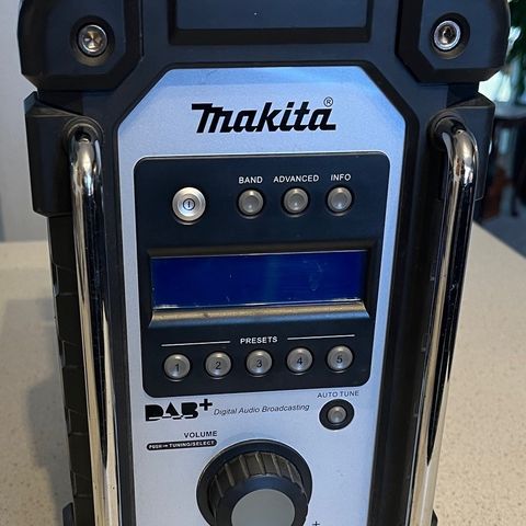 Makita DMR105 radio
