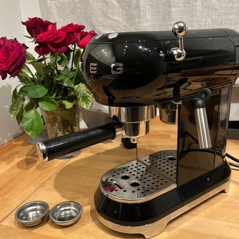 SMEG Espressomaskin ECF01 15 bar, svart