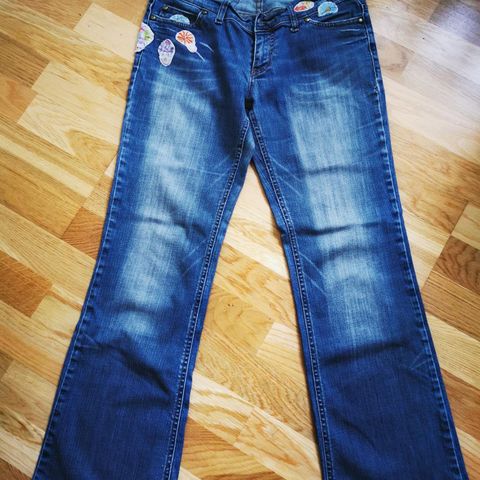 Jeans m blomsterdetaljer