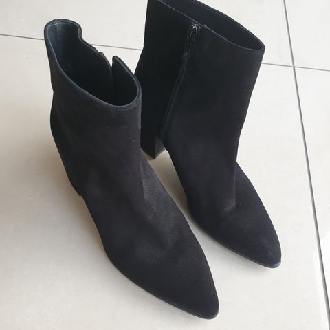 STUART WEITZMAN - ANKELBOOTS I SEMSKET SKINN - STR. 39 - NY - 1/3 AV NY PRIS