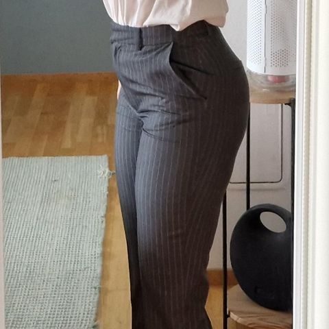 Mellomgrå dressbukse med striper