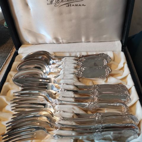 Panser sølvplett skje og gaffel