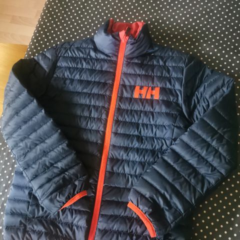 Helly Hansen vendbar isolasjonsjakke.