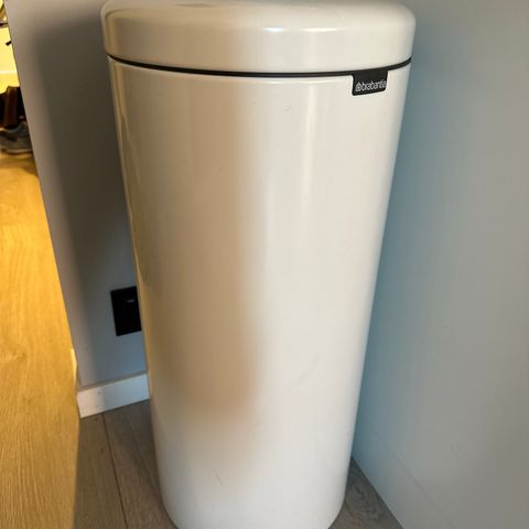 Brabantia hvit 30L søppelbøtte med fotpedal, innerbøtte og soft close