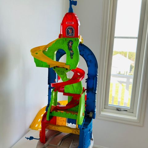 fisher price bilbane med en bil