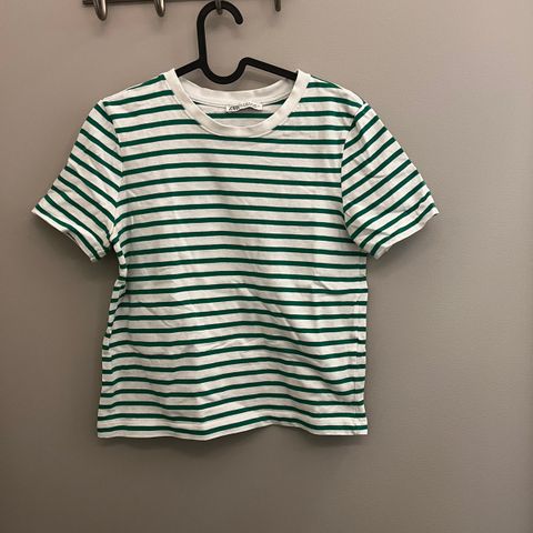 Zara grønn og hvit stripet T-skjorte