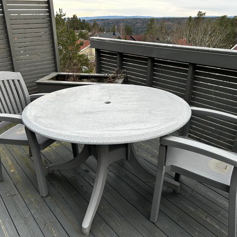 Terrassebord med 2 stoler