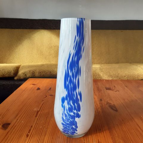 Blå og hvit vase, blåst glass