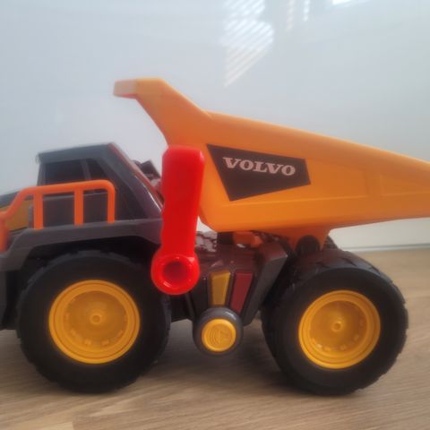 Volvo dumper med lyd og lys fra Dickie toys