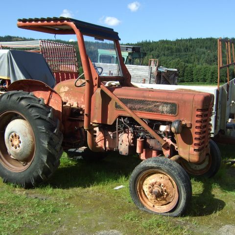 International Harvester B-275, demontert og seges i deler