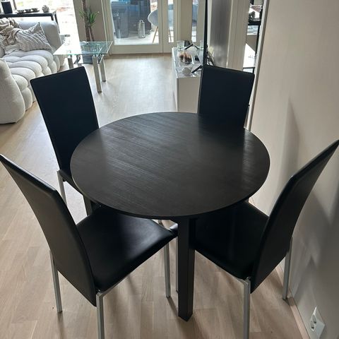 Spisebord og stoler (5stk)