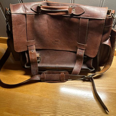 Vintage veske / Messenger bag i brunt, pent skinn.