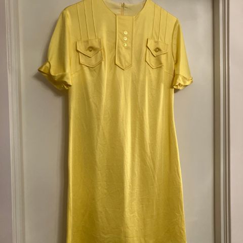 Retro kjole fra 70-tallet i blankt gult stoff