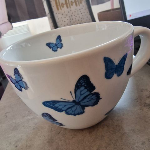 To store kopper med sommerfugler - fra Porsgrund