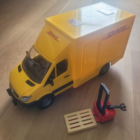 DHL Mercedes sprinter med pall og jekketralle