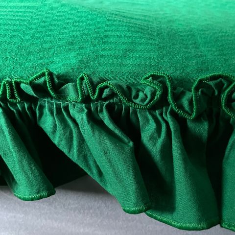 Vintage hjemmesydd grønt sengeteppe med rysjer fra 1970-80 tallet