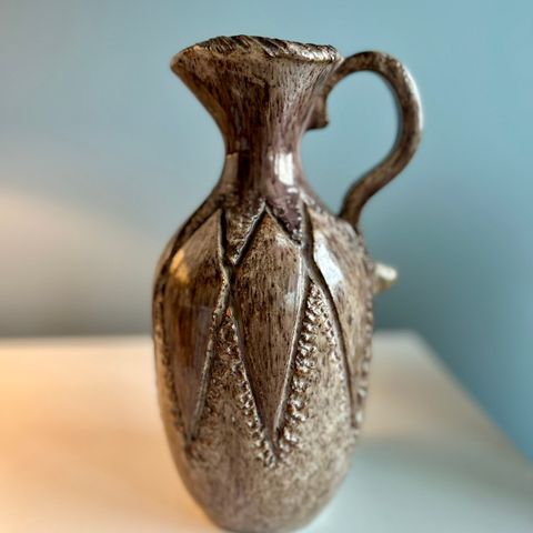 Mugge/kanne/vase i keramikk