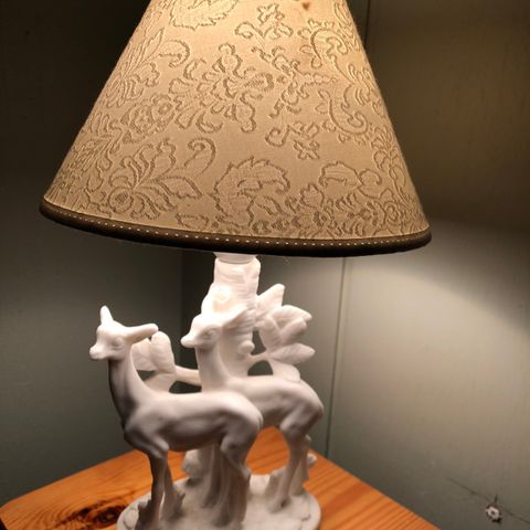 Søt hvit bordlampe med keramikkrådyr