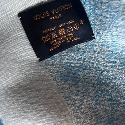 Et nydelig sjal fra Louis vuitton i lys blå.Original.