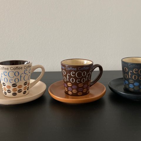 Tre Ernesto kaffekopper med underskåler