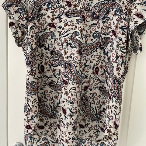 Nydelig bluse m/ kort arm Str. M