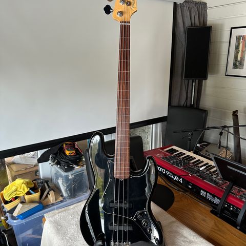 Fender fretless 4 strengs bass