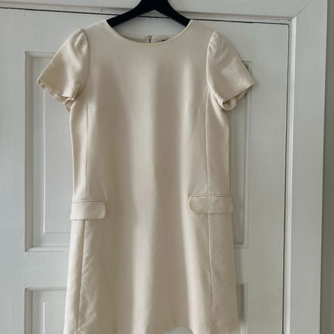 Off- white Massimo Dutti kjole.